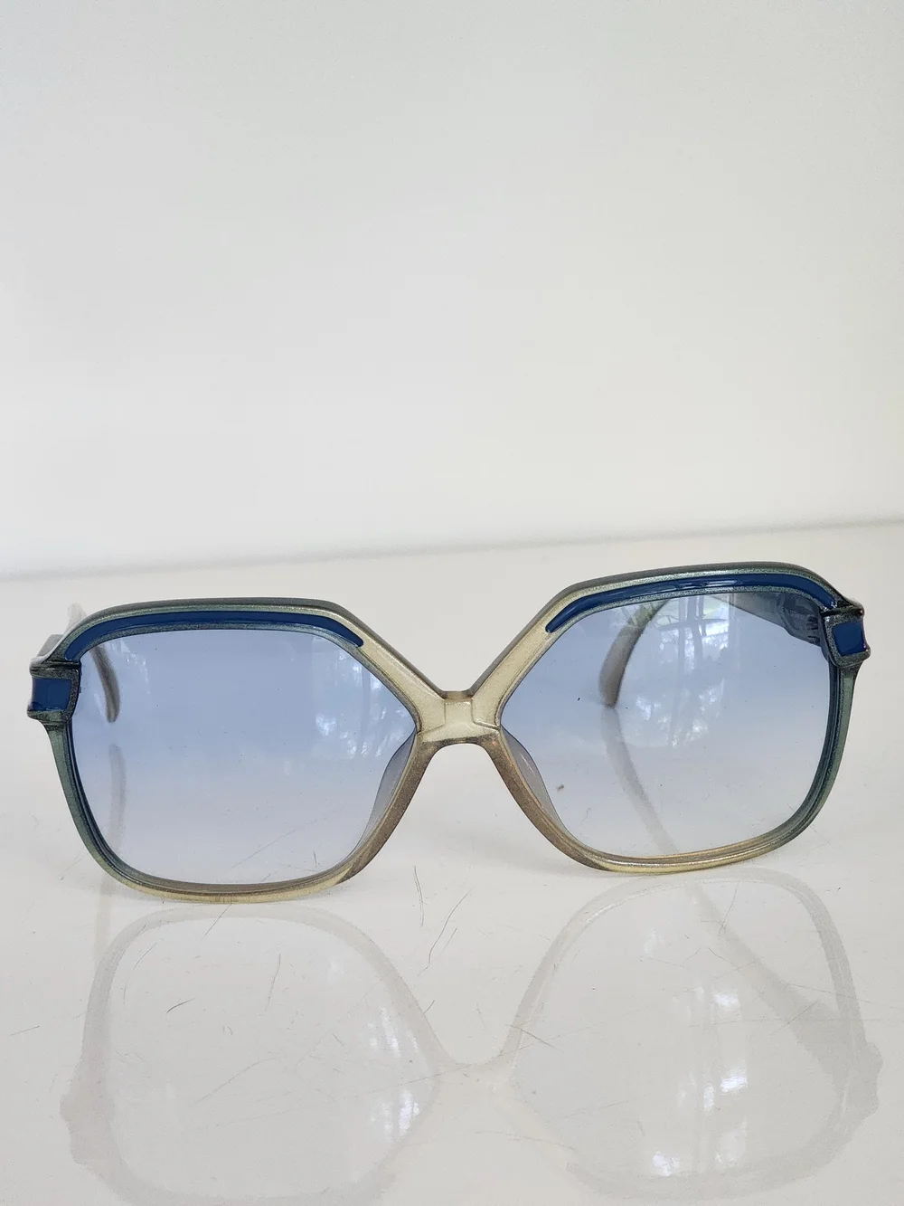 CHRISTIAN DIOR Vintage Oversized Gradient‎ Blue Lenses Translucent Gold Frame